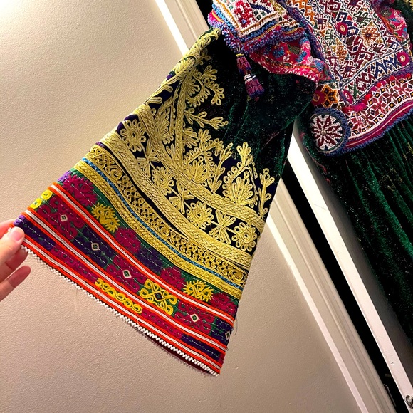 Afghan Traditional Dress - Picture 6 of 9